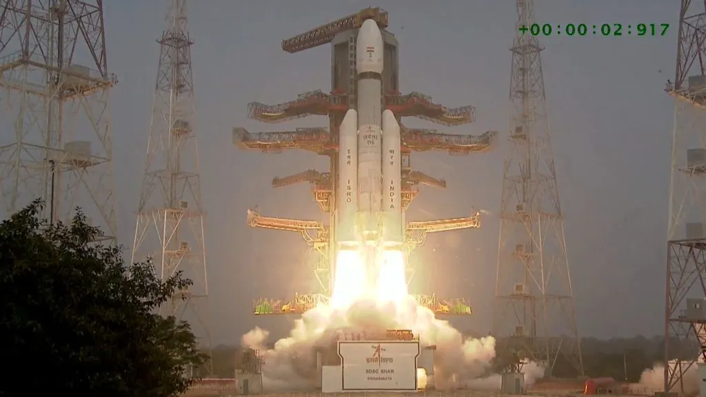 Despegue del cohete que transportó BlueBird 6 desde el centro espacial Satish Dhawan, en India.