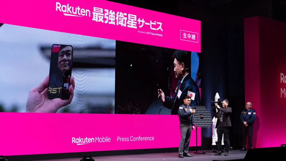 Presentación de Rakuten Mobile con una videollamada a través de AST SpaceMobile en la pantalla del escenario.